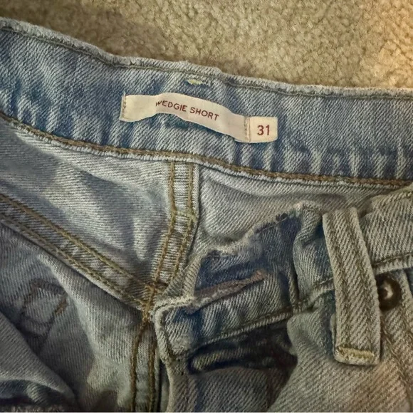 Levi’s wedgie Jean shorts - Picture 3 of 5